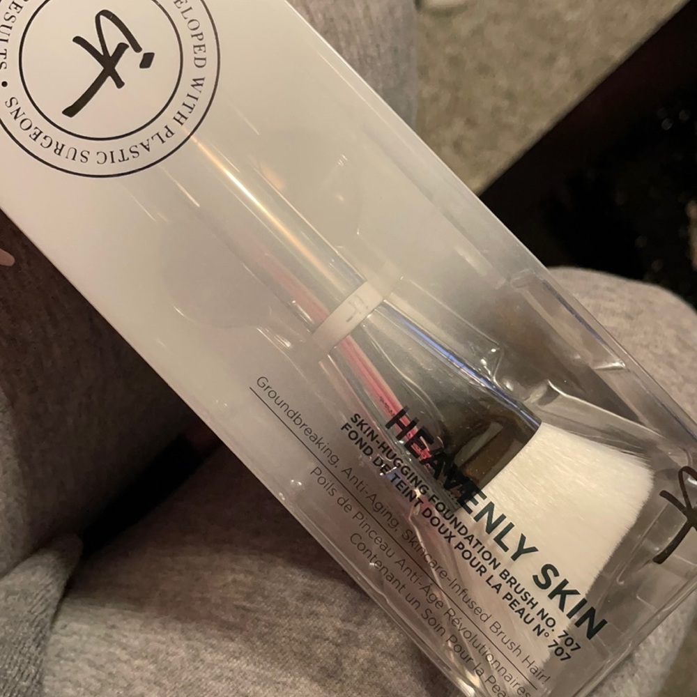 new still in box it cosmetics foundation brush.